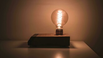 Poucas pessoas questionam essa visão e menos ainda se perguntam por que ela existe, com exceção dos mais rebeldes e incoformados. Entretanto, a crença no progressos humano é algo relativamente recente na história humana. Durante grande parte da existência da espécie não aparentava às pessoas que o mundo fosse melhorar. Povos orientais e do mundo antigo enxergavam a história como cíclica, parte de uma tendência sem início nem término. O universo era criado pelos deuses, e começaria em uma era de ouro, mas esse período consagrado seria encerrado pela introdução do mal no mundo, com o tempo a humanidade iria decaindo até chegar a uma época de degeneração que precederia o fim, apenas para acontecer um recomeço