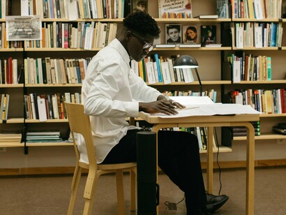 Jovem concentrado em sua pesquisa. E assim foi: sentou-se numa confortável cadeira com alguns volumes da Grande Encyclopédie Lanesane em mãos – naquele momento, os que tratavam de Egiptologia. É bem verdade que havia as versões on-line, mas Louis, apesar da pouca idade, tinha o gosto pela consulta em livros físicos, herdado dos avós – fôra, inclusive, um dos motivos para ter se tornado escritor