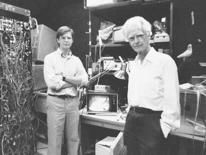B.F. Skinner e Robert Epstein presso l'Harvard Pigeon Laboratory negli anni '80