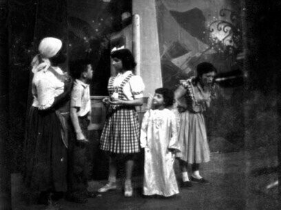 Cena do Sítio do Picapau Amarelo exibida na Rede Tupi de televisão. Monteiro Lobato também escreveu cartas pessoais em que defendia a supremacia branca e criticava a miscigenação no Brasil. Mesmo assim, sua obra segue presente nas escolas, sem o mesmo rigor crítico que se aplica ao funk