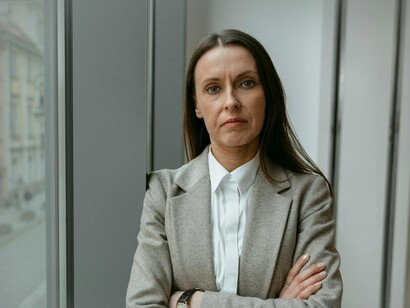 O marido parecia sempre apaixonado, disposto a fazer-lhe todas as vontades e não reagia à Imperadora, mesmo em momentos críticos ou quando discordava totalmente de certos pontos de vista. Na realidade, quando havia alguma discordância, ele preferia o silêncio e mantinha a divergência oclusa: preferia engolir e adotar o ponto de vista imperial, quase sempre manifestado por Sua Majestade em voz bem alta e clara, na presença de quem quer que fosse