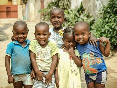 Crianças angolanas brincam na rua. Convidado num domingo ensolarado, com um clima ameno, fazia uma 23°, fui jogar bola numa quadra de cimento perto de um convento, e lá fui praticamente abraçado por toda África