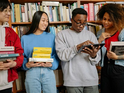 Essa proximidade de interesses literários, cria um vínculo de confiança e afinidades, que conquista os seus seguidores para os hábitos de leitura e de compartilhamento de experiências literárias.
Um outro aspecto a considerar, é o aumento da publicação de livros de livros independentes no Brasil, o que não sucedia a uns anos atrás no Brasil