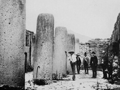 Salón y columnas del Palacio II en Mitla. Sistemas de calendario e historia. Calendario maya,1904 México y Centroamérica. Mitla estaba en el Valle de Tlacolula en el estado de Oaxaca, México