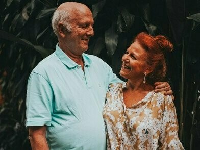 Duas pessoas numa mesma casa irem conversar à janela e, mais ainda, cada um na sua preferida. Uma conversa ao ar livre, dentro de casa