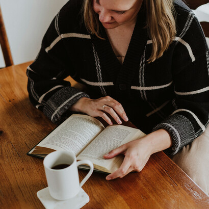 Escribir es creer de nuevo, no en dogmas, sino en la posibilidad de nombrar lo sagrado que aún late en lo cotidiano