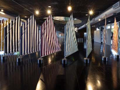 Daniel Buren, Voile/Toile – Toile/Voile (Vela/Tela – Tela/Vela), vista da exposição. Cortesia do Museu de Arte Moderna do Rio de Janeiro