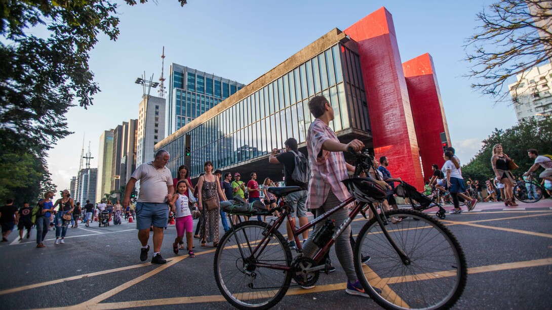 Avenida Paulista com vista pro MASP. O MASP foi fundado em 1947 por Assis Chateaubriand, empresário e dono dos Diários Associados, em parceria com o crítico de arte italiano Pietro Maria Bardi, que se tornaria seu primeiro diretor. A ideia era ousada: criar o primeiro museu moderno do Brasil, aberto ao público, com acesso democrático à arte