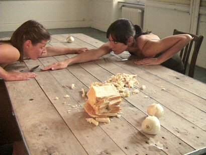 Ramona Poenaru, pan y cebolla (video still) (detail). Courtesy of Weltmuseum Wien