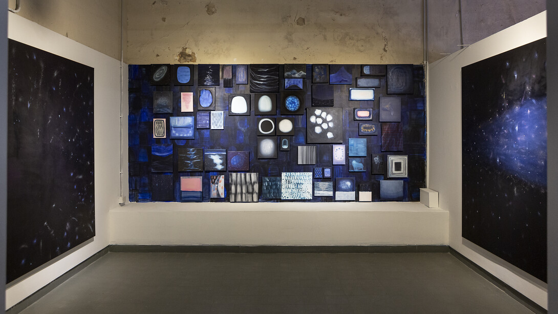 Cristina Portela, Hay un azul que sabe rezar, vista de exhibición. Cortesía de Ungallery