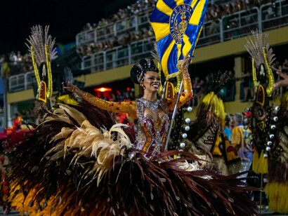 Desfile da Escola Paraíso do Tuiuti, Rio Carnaval 2025,fotografia de Eduardo Hollanda. Xica Manicongo viveu no século XVI, quando a cidade de Salvador ainda dava seus primeiros passos como colônia portuguesa. Escravizada, trazida do Congo, foi denunciada por se recusar a vestir "roupas de homem" e por viver de acordo com sua identidade de gênero, sendo perseguida pela Inquisição