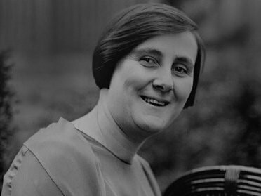 Bertha Lutz em 1925. Sua vida foi um projeto consciente de demonstração de que a inteligência não tem gênero, de que a curiosidade científica é um impulso humano universal e de que a exclusão das mulheres dos espaços de saber e poder constituía não apenas uma injustiça moral, mas um erro estratégico catastrófico para qualquer nação que aspirasse à modernidade