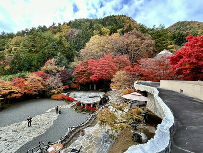 Aerial view from the museum café of lower ground stage, main building, and thicket of autumn trees, Itchiku Kubota Art Museum ©Alma Reyes