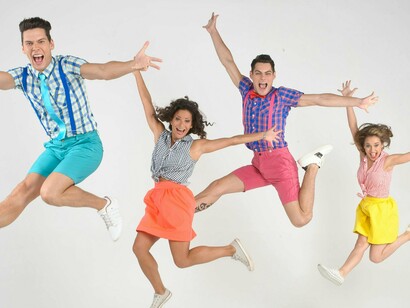 A psicologia da forma ensina-nos que figuras suaves e curvas tendem a transmitir leveza, gentileza e suavidade, enquanto linhas retas e ângulos agudos sugerem rigor, dinamismo e autoridade. Quando aplicamos esse conhecimento às estampas, percebemos que uma padronagem floral com traços orgânicos e fluidos pode despertar sensações de calma e romantismo, enquanto um padrão geométrico com ângulos bem definidos pode inspirar foco, disciplina ou modernidade