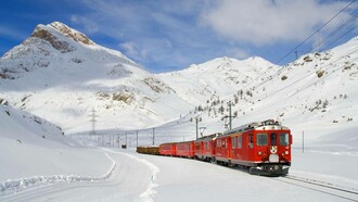 Un treno regionale sulla ferrovia del Bernina, che collega Tirano a Sankt Moritz, in prossimità del valico alpino svizzero del Bernina. La ferrovia del Bernina è la più alta linea ferroviaria ad aderenza naturale delle Alpi ed è inclusa nell'elenco dei Patrimoni dell'umanità stilato dall'UNESCO