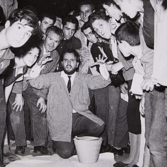 Fotógrafo desconocido, Momento vivo-dito de Alberto Greco en Lavapiés, 18 de octubre de 1963. Museo Reina Sofía © Gentileza derechohabiente de Alberto Greco