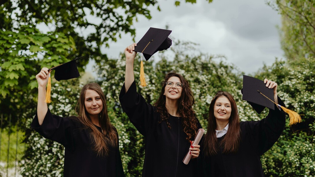 Jovens em sua graduação. Ao longo do tempo que escrevo para a revista tenho debatido muito a situação precária dos jovens que saem das universidades à procura do primeiro emprego e encontram nada, senão ofertas irrisórias com anos de experiência, que não possuem. Agora, debato o outro lado de moeda. Se não é possível arranjar um trabalho das 9h às 17h minimamente remunerado, porque já sabemos que em Portugal os bons ordenados ficam para os ricos, uma pessoa desesperada vira-se para o outro lado: o voluntariado. Faz o raciocínio mental de que naquele voluntariado vai ocupar a cabeça e talvez colocar em prática o que aprendeu na academia
