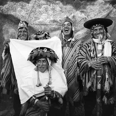 “La risa”, 1998. Retrato de grupo realizado en la comunidad de Ccatcca, en Cusco. Javier Silva Meniel. MAC Lima. Foto: AKEZ