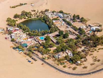 El oasis de Huacachina, rodeado de dunas, es el escenario perfecto para la aventura y la contemplación
