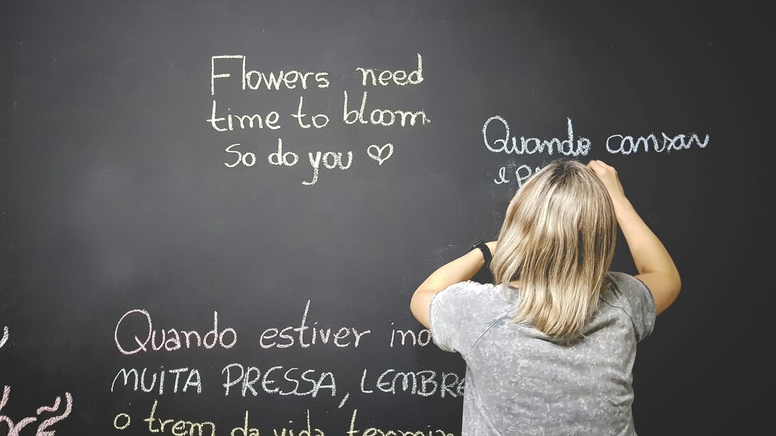 Il linguaggio è una delle funzioni psicologiche più complesse dell’essere umano e non può essere ridotto a un semplice meccanismo biologico