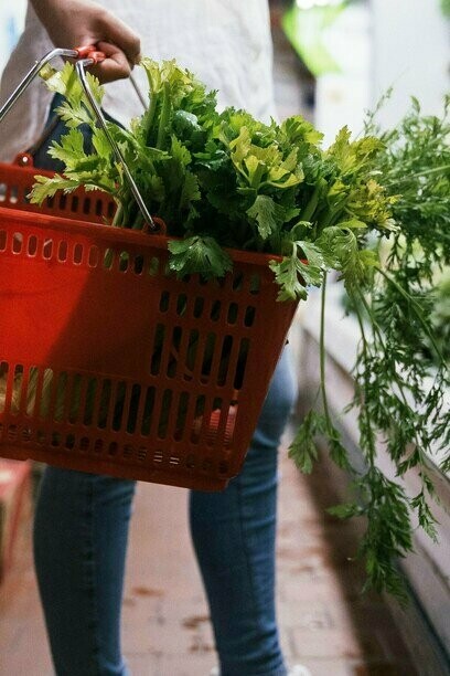 E isso não é uma decisão pessoal, também acontece porque o cérebro humano tende a confiar no que é mais fácil de interpretar rapidamente. É mais simples acreditar no “ar saudável” de uma embalagem bonita do que parar alguns minutos para ler e entender o que está escrito no rótulo, geralmente em letras miúdas e ingredientes que nunca ouvimos falar. E é aí que mora o perigo