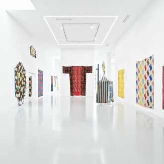 Claude Viallat, His Form is sixty years old, exhibition view. Courtesy of Ceysson and Bénétière