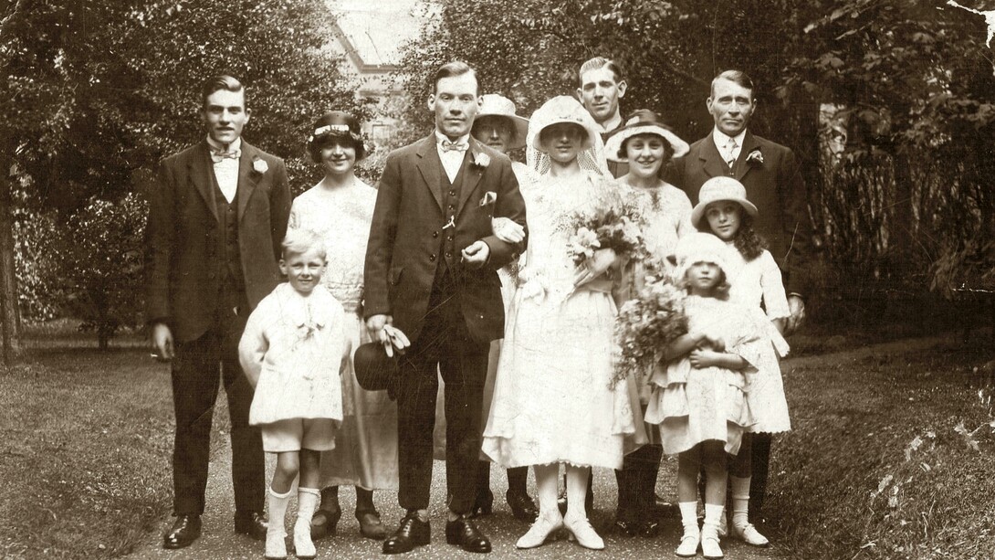 Lembrares — dizia ele, como se a palavra tivesse sido inventada apenas para o ajudar a segurar o passado. Viajava muito pelas recordações. Espécie de castigo imposto, que aceitava, porque era o único tipo de viagem pouco atreito a incidentes. Ainda assim, aqui e ali, aleijava-se. Termo que lhe era grato pelo cheiro a antigo, como uma ferida de infância que nunca chegara a sarar. As palavras foram sendo expurgadas da sua substância concreta. Magoar ou sofrer dano tornou-se inócuo, como se a própria dor fosse higienizada. Talvez desse tanto espaço e tempo a esses lembrares porque as palavras se esvaziam, como os dias. Como as relações