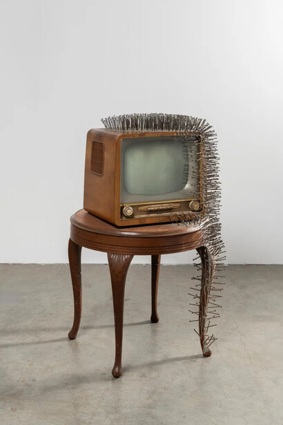 Günther Uecker, TV auf tisch (detail), 1963. Courtesy of Arp Museum