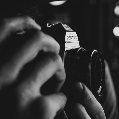 Nelle sue immagini la luce non descrive: rivela, mettendo in equilibrio corpo, anima e tempo