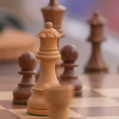 Por fim, é importante reconhecer que Maquiavel não queria ensinar governantes a serem tiranos, mas sim mostrar os caminhos possíveis para preservar o Estado e manter a ordem. Sua obra é um convite à responsabilidade política, não ao abuso. A política, para ele, só faz sentido se orientada para o bem comum, ainda que, em alguns momentos, isso exija decisões que desafiem a moral privada