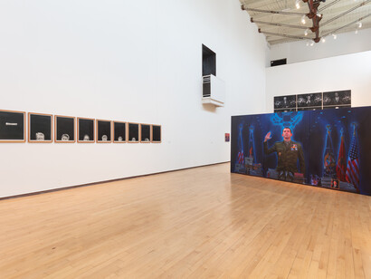 Vincent Valdez, Just a dream... (Solo un sueño...), vista de exhibición. Cortesía del MASS MoCA