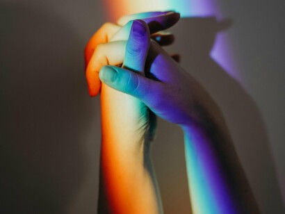 Incomodou porque expôs intolerâncias mal resolvidas. Incomodou porque mostrou que a homossexualidade não é sempre colorida, segura ou celebrada. Às vezes é solitária. Às vezes dói. Às vezes é silenciosa