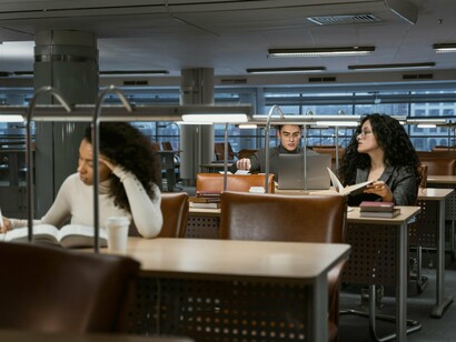 A educação formal precisa preparar o homem para a transitoriedade do conhecimento, derivado da cultura digital, para a atualização constante e para a emancipação como pessoas agentes, possibilitando meios intelectuais, autocrenças e capacidades autorreguladoras para que as próprias pessoas conduzam os seus processos de educação durante a vida