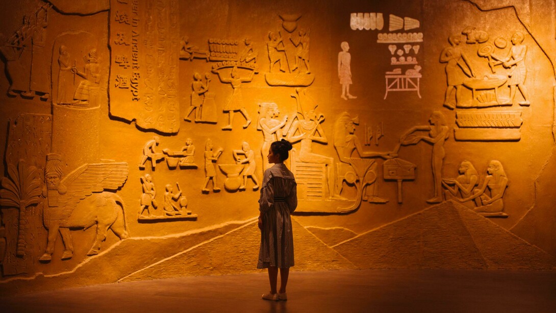 A compositora sugerira de se encontrarem no Café de l’Art, uma famosa rede lanesana com lojas mesmo fora do reino. A das Galeries Boursonnot é bastante aconchegante e acolhedora, com decoração temática alusiva à Música – sobretudo à Ópera, a principal forma de Arte admirada pelos lanesanos