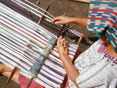Weberin in San Lucas Toliman, Guatemala (1960/1970). Mit freundlicher genehmigung des Weltmuseums Wien. Photo by © Etta Becker-Donner (1911 - 1975)