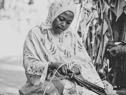 Uma mulher solteira. Mavundja, autor de “Nilangile wena”, “Nkuvu”, “Love wami”, “Maxaka”, entre outros números, também aborda o amor, a resiliência, exalta a mulher e eleva-a no prisma social. Todavia, neste artigo, não nos focaremos nas nuances retro mencionadas, mas, sim, no *kulaya*, temática realçada, intertextualmente, nos seus trabalhos