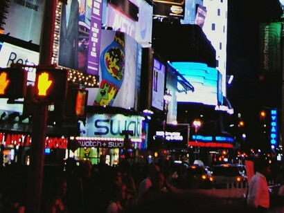 Rua repleta de outdoors e propagandas diversas. Além disso, a IA trabalha com base em dados históricos e padrões estatísticos o que significa que, para negócios inovadores, lançamentos de produto ou públicos não convencionais, os resultados podem não ser tão satisfatórios sem ajustes manuais
