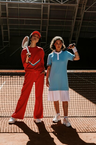 Vamos aos modelos de mais destaque nos últimos tempos e um deles é o *New Balance 530*, esse é uma ótima opção que pode passear entre os treinos mais ativos até aquele vestido mais fluido para uma saída a tarde