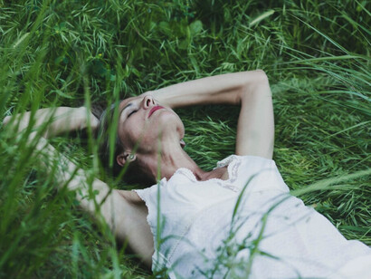 Los "psicópatas integrados", evidentemente, son aquellos que han conseguido llevar a cabo una vida con cierto nivel de integración social y comunitaria. Mujer psicópata tirada en el pasto