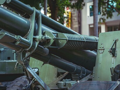 Lanciagranate a mortaio: "Il periodo del dopoguerra non fu meno dinamico, Peng infatti lo sfruttò per progettare e testare nuovi accessori bellici così, quando poi scoppiò la seconda guerra mondiale, quella che un tempo era stata una piccola officina divenne ben presto una delle aziende leader nel campo degli armamenti"