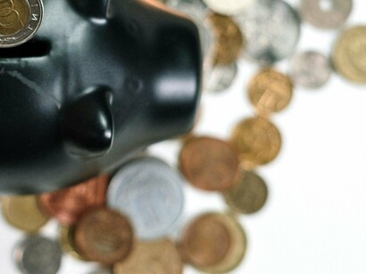 Cofrinho de porco. Acredito que as coisas quando têm de ser nossas temos de batalhar por elas, mas começa a ser impensável viver neste país, quando de todos os currículos enviados as únicas propostas que viram luz verde foram as do voluntariado. É suposto sair de casa dos meus pais quando? Aos 50 anos? Juntar dinheiro para uma casa? Um dia, hipoteticamente, pensar em constituir família?