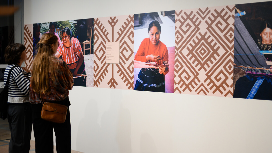 Die farben der erde. Moderne textilkunst in Mexiko, ausstellungsansicht. Mit freundlicher genehmigung des Weltmuseums Wien