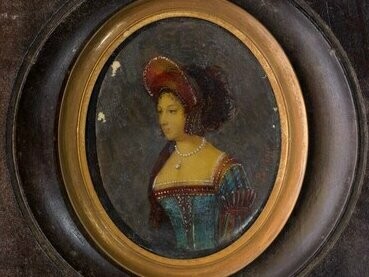 Dama da Corte (2), da coleção Museu Histórico Nacional. Caminhar pelos pátios e corredores do Museu Histórico Nacional é, por si só, uma experiência. As construções coloniais do século XVII se mesclam a intervenções modernas e elegantes, criando um diálogo bonito entre o antigo e o contemporâneo