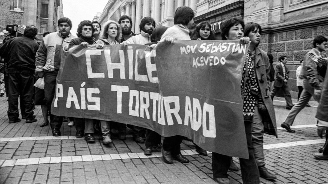 Los manifestantes denuncian las continuas prácticas de tortura que aplican las fuerzas policiales y militares en Chile durante la dictadura civil militar. Frente a la Catedral, en la Plaza de Armas de Santiago, septiembre de 1987. Foto por Paulo Slachevsky