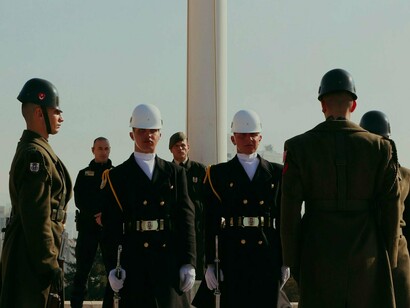 Se a psicopatia não é sinônimo de crime, então onde encontramos essas pessoas? A resposta é: em posições de poder e em cargos de alta pressão, onde a capacidade de tomar decisões difíceis e pragmáticas é crucial