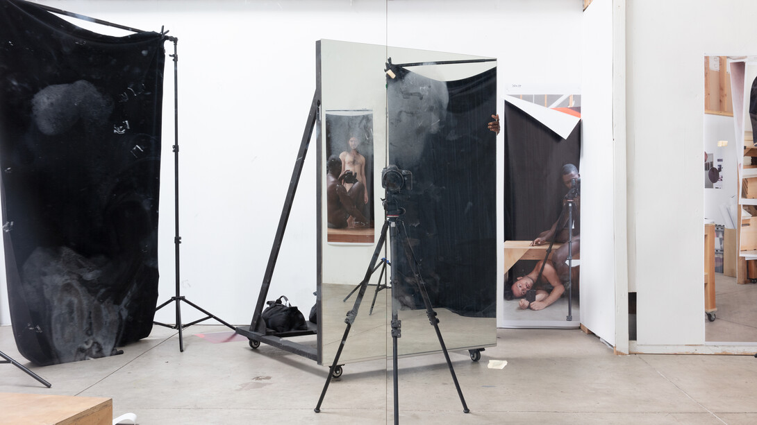 Paul Mpagi Sepuya, Studio (0X5A5038), 2020 © Paul Mpgai Sepuya, Courtesy the artist
and Vielmetter Los Angeles (Los Angeles)