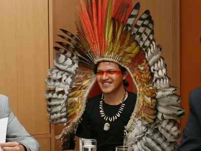 Tombamento da Ayahuasca, em 2010. Além disso, há críticas sobre a expansão urbana da prática. Alguns questionam se o uso fora das comunidades tradicionais não descaracteriza a essência da ayahuasca. Outros apontam para o risco de apropriação cultural, quando pessoas buscam apenas uma “experiência exótica” sem respeitar os fundamentos espirituais