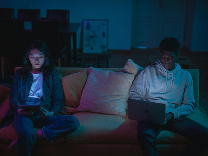 Plataformas como las de alquiler de acompañantes convierten la necesidad humana de afecto en un servicio tarifado y repetible