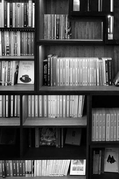 A venda do livro de poesias se dá, evidencio, a arrecadar fundos para pagar a gráfica da edição impressa (1.000 exemplares), que chegará às bibliotecas de bairros e comunidades pelos quais passei, levando a poesia de nosso melhor escritor, referência no mundo