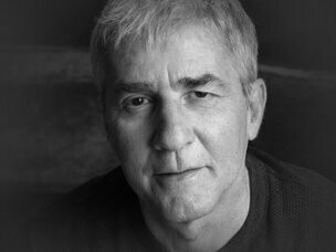 Alain Guiraudie. Enquanto o cinema da atualidade segue privilegiando estéticas e narrativas que se apoiam numa suposta relação inegociável com o real, a premeditada ausência de verossimilhança e a inversão de valores presentes nos filmes de Guiraudie o transportam para uma prateleira cada vez mais vazia